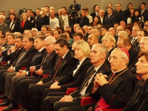 ZADAR, BILI BRIG (FOTO-GALERIJA): Don Marko Majić Mazul proslavio mladu misu u Stepinčevoj župi: “Ti nisi oslobođen ljubavi. Ti si pozvan na veću ljubav, onu Isusovu, koja se žrtvom plaća, ali dubinskom radošću nadograđuje”