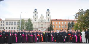 Predsjednici Europskih biskupskih konferencija u Minsku od 27. do 30. rujna 2017. (slika ispred katoličke katedrale)