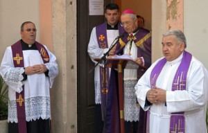 ZADAR, 01.111.2015. svetkoviona Svih svetih Gradsko groblje. kriz, svijece, sluzba rijeci, odrjesenje (Puljic)... Slubu rijeèi i odrjeenje za pokojnike je predvodio nadbiskup elimir Puljiæ