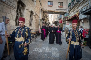 Od XII. stoljeća dvije muslimanske palestinske obitelji Nusayba i Ghudayya po odluci Saladina čuvari su ključeva bazilike Kristovoga groba. Jedna obitelj drži ključ a druga ima pravo otvarati vrata. One su kroz stoljeća naplaćivali hodočasnicima ulaz, a od toga jedan dio predavali sultanu. Od 1832. te obitelji primaju od triju konfesija (Latini, Grci, Armenci) točno određeni iznos za otvaranje vrata umjesto naplaćivanja ulaznica